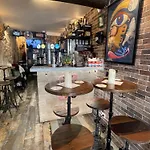 Le Globe Hostel *